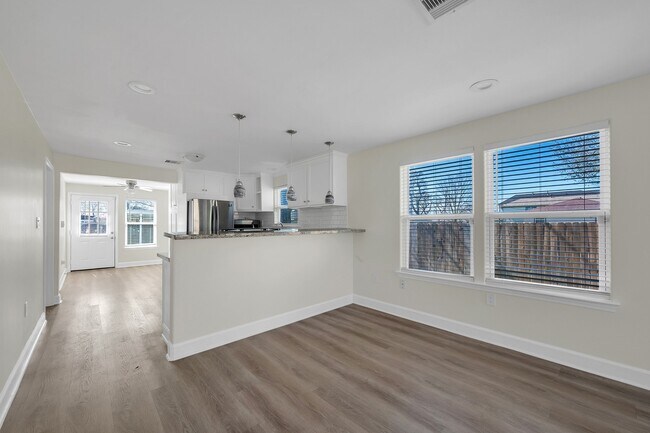 Building Photo - 632 E 38th St