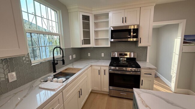 Building Photo - EPIC REA: Charming 2 Bed/ 1 Bath Home in O...
