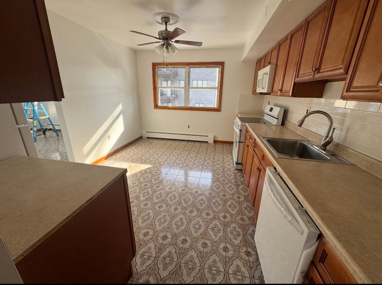 Building Photo - 208 6th St