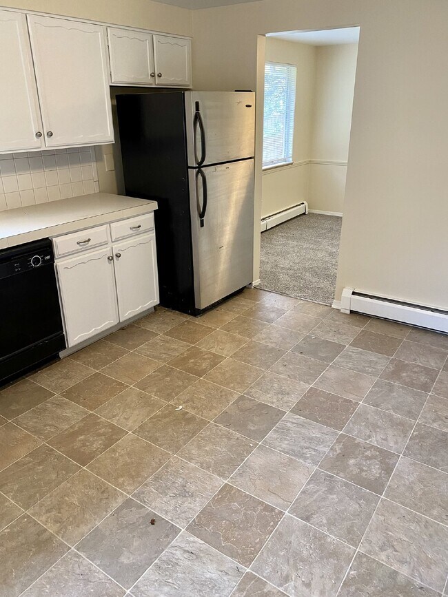 Building Photo - Don't miss out on this 5 bed 2.5 bath hous...
