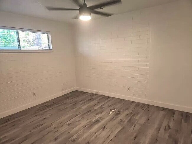 Building Photo - TERRIFIC 2 BEDROOMS 1 BATH SINGLE STORY FO...