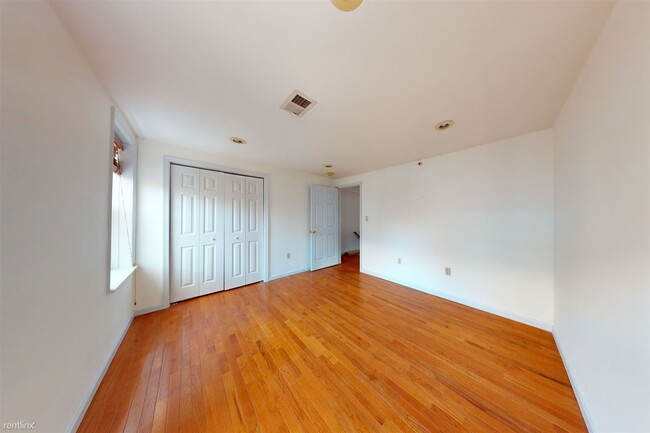 Building Photo - 1 br, 1 bath Triplex - 2122 RACE ST Unit 103