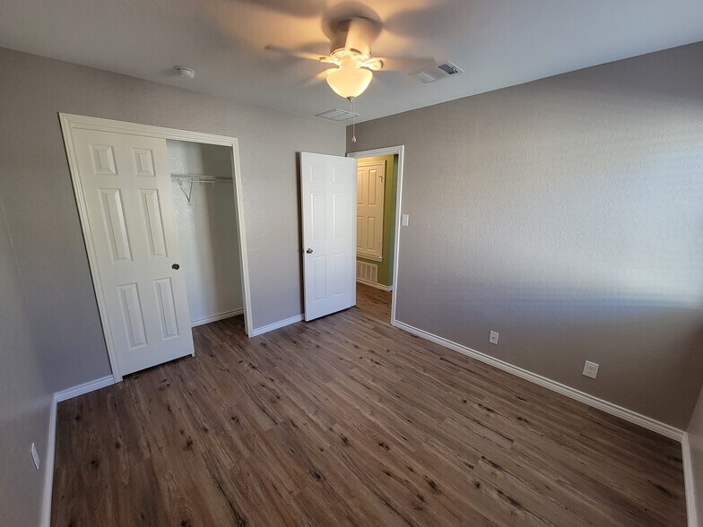 Building Photo - 2123 Wiltshire Dr