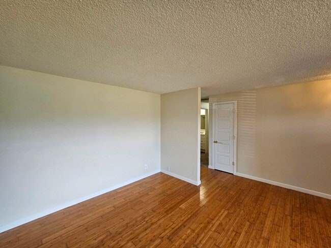 Building Photo - 3Bd/2Ba Single Story Home-Available to View!