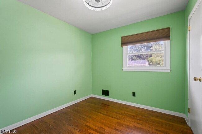 Building Photo - 18 Deerwood Ave