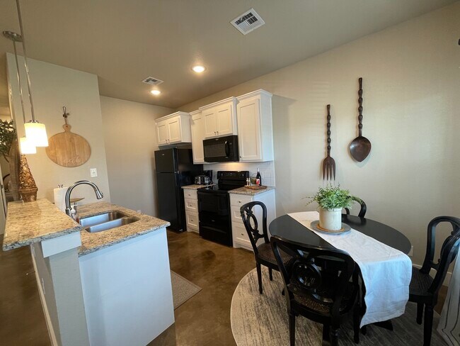 Building Photo - 3301 Belmont Dr