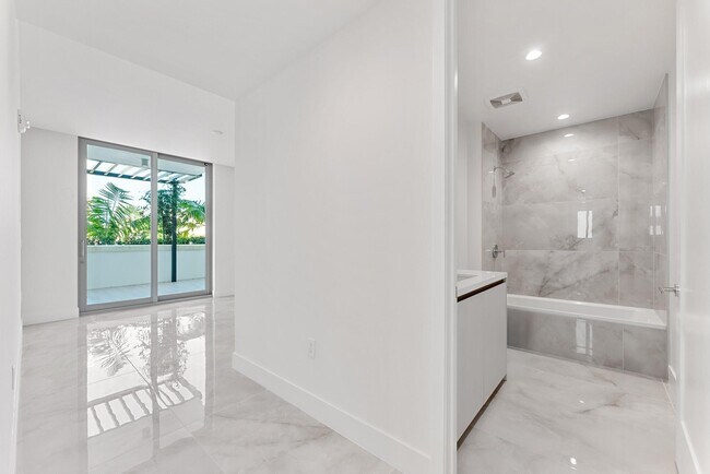 Building Photo - 485 E Royal Palm Rd
