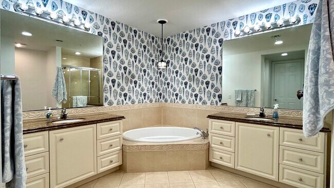 Master bath with dual sinks, soaking tub & separate shower - 28 Harbour Isle Dr W