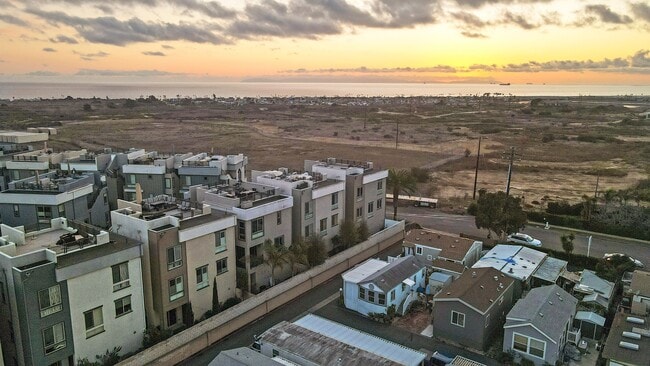 Building Photo - 1068 Hampton Dr