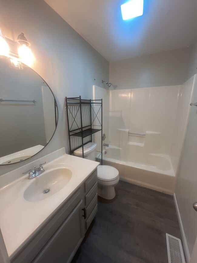 Building Photo - MOVE IN READY!!