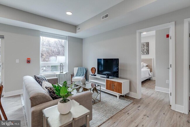 Building Photo - 1952 Bryn Mawr Ave