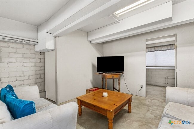Building Photo - 1105 Lakeview Dr