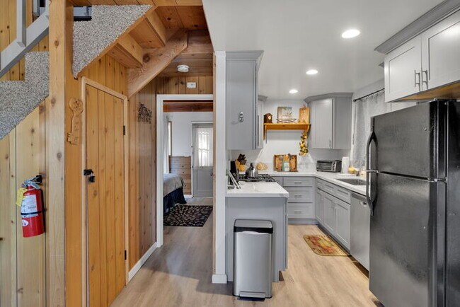 Building Photo - Remodeled 2 Bed / 1 Bath Near Bear Mountain & Golf Course
