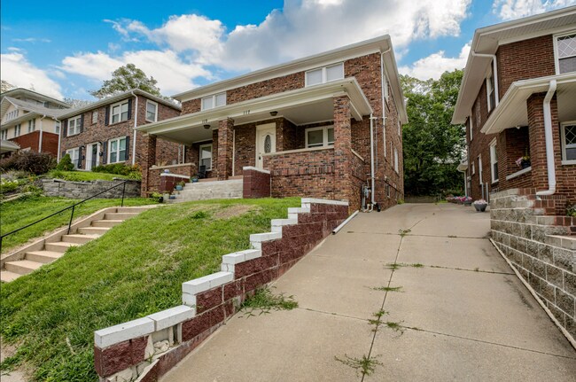 Building Photo - Spacious 3 Bedroom Duplex in the Heart of Midtown Featuring Detached Garage!!
