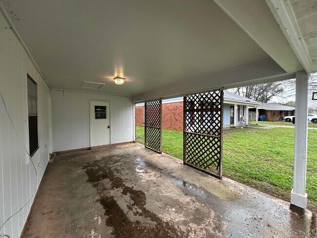 Building Photo - Limited Time Special Offer / 3 Bed/1.5 Bath Home with Carport / Pet-Friendly / Coming Soon!