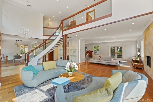 Building Photo - 2 Hudson St