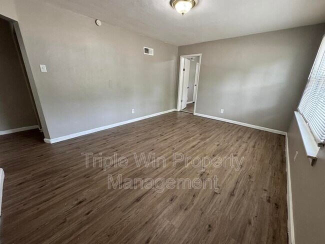 Building Photo - 9733 Dennis Dr