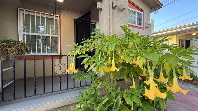Building Photo - EPIC REA: Charming 2 Bed/ 1 Bath Home in O...
