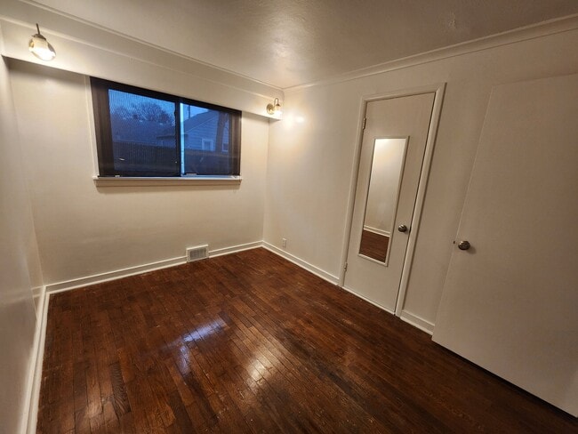 Building Photo - 2034 Sinclair Ave NE