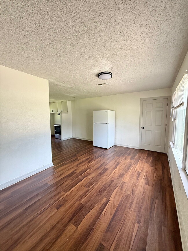 Building Photo - Bright & Spacious 3BR with Large Yard – Gr...