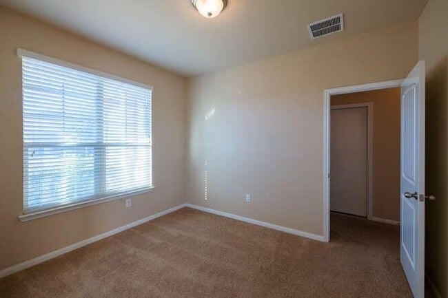 Building Photo - 402 Zenith Rd
