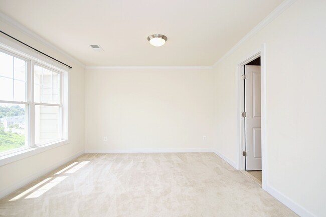 Building Photo - Spacious End-Unit Pantops Townhome