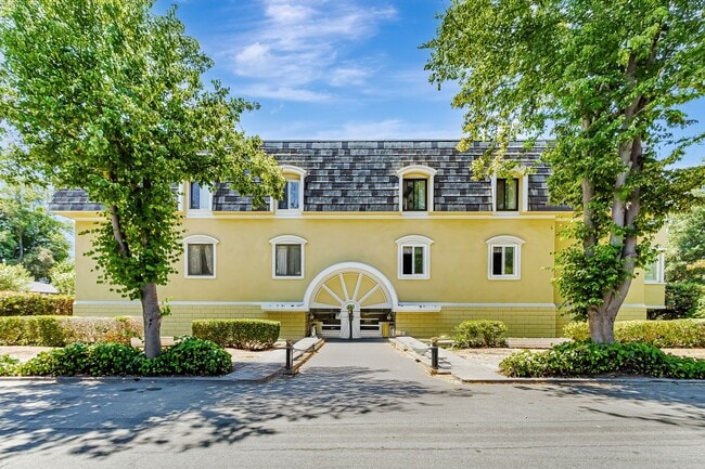 Primary Photo - Top-Floor Corner Condo Near Downtown Palo ...
