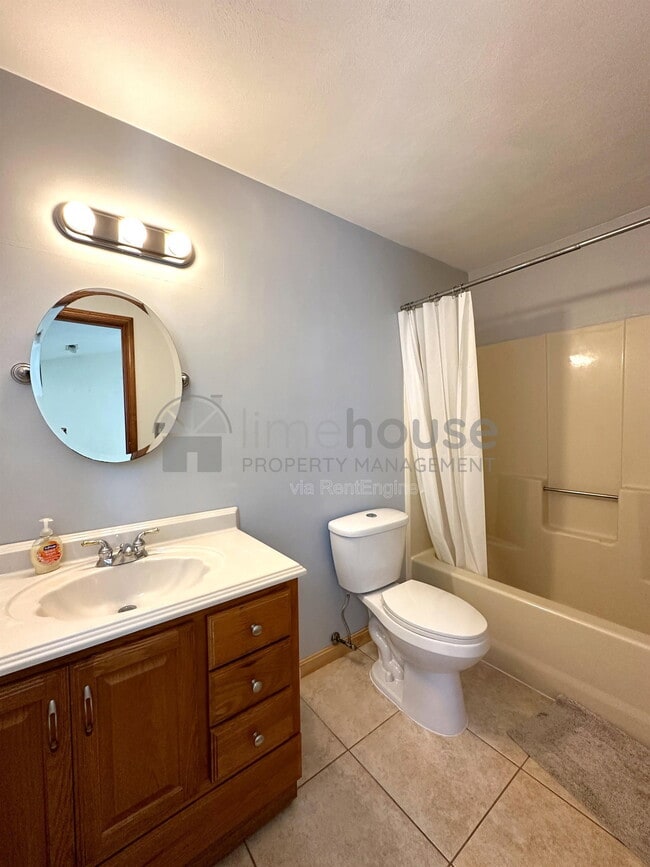 Building Photo - 400 Greenview Dr