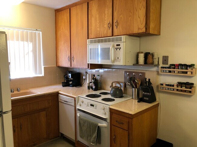 Kitchen - 6825 Whitley Ter