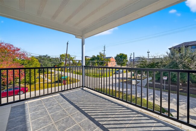 Building Photo - 2202 Hutchins St