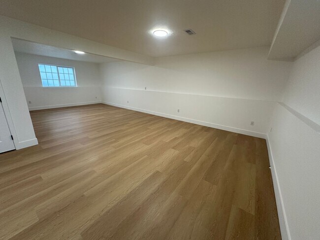 Building Photo - SPACIOUS Single Family - Remodeled- Home with big yard in great location