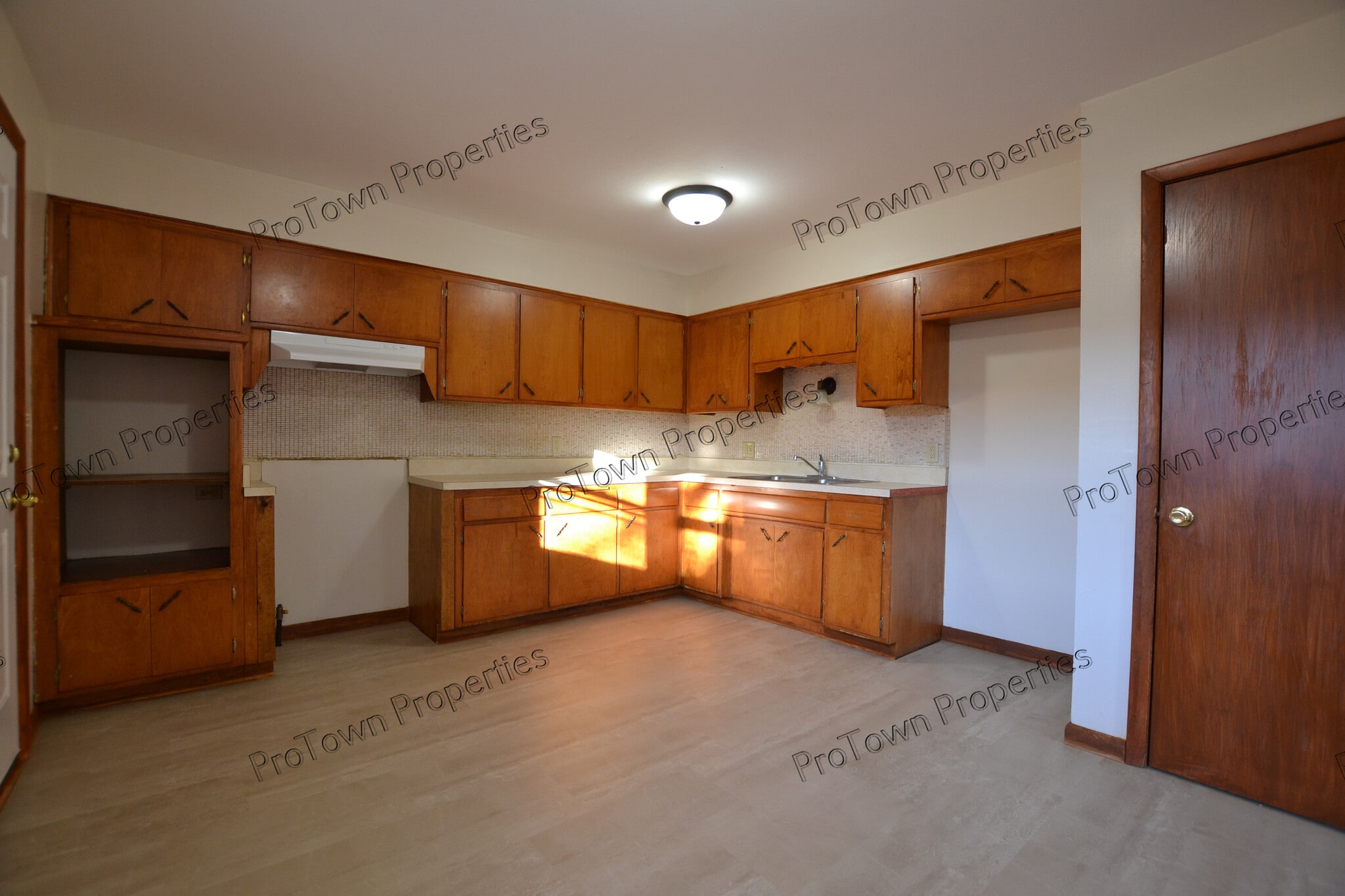 Building Photo - 2205 Tamarack Dr