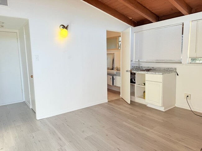 Building Photo - 401 N Lupine St