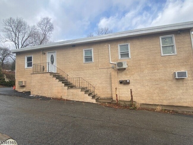 Building Photo - 173 US-46