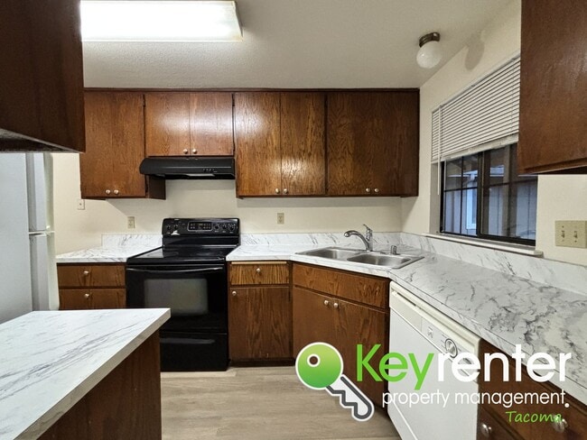 Building Photo - Comfortable Upstairs 2 Bedroom 2 Bath Rental in Private Community Near Fircrest!