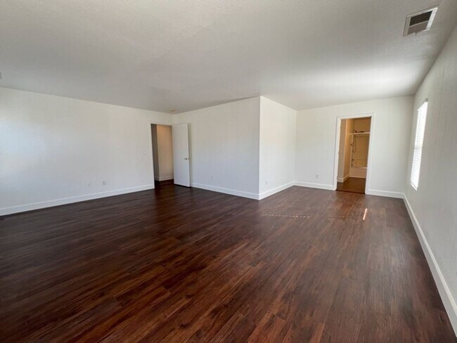 Building Photo - North Valley Four Bedroom Home