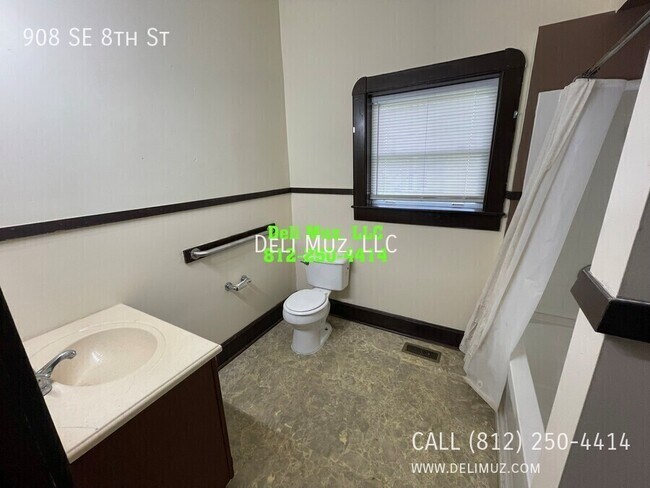 Building Photo - 908 SE 8th St
