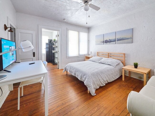 Building Photo - R0504