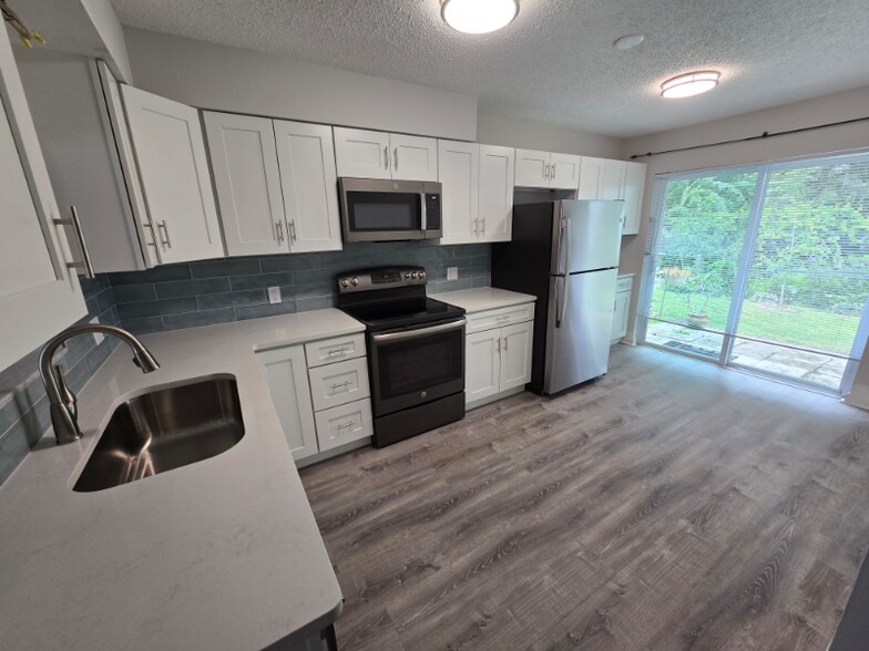 Building Photo - 843 Cambridge Ct