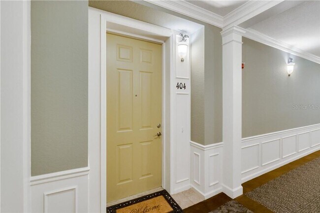 Building Photo - Beautiful WATERFRONT 3 bedrooms Condo located in MetroWest with ELEVATOR! Rare find!