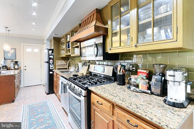 Building Photo - 1724 E St NE