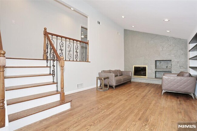 Building Photo - 69 Pittis Ave