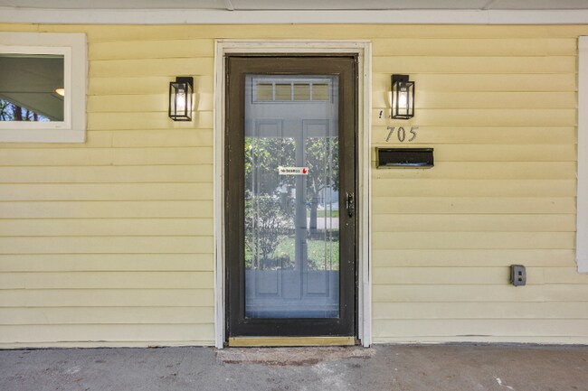 Building Photo - 705 E 9th Ave