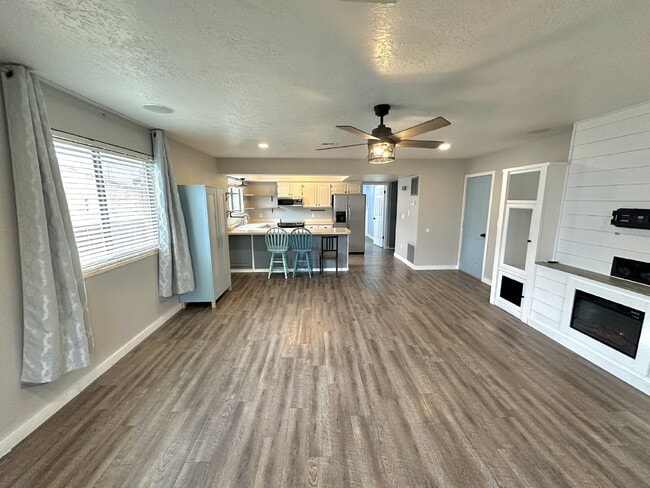 Building Photo - "Charming 2-Bed, 2-Bath Townhouse with Cozy Fireplace in Prime St. George Location!"
