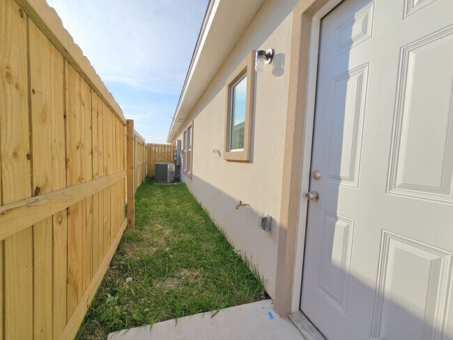 Building Photo - 1019 N Woodson Ave