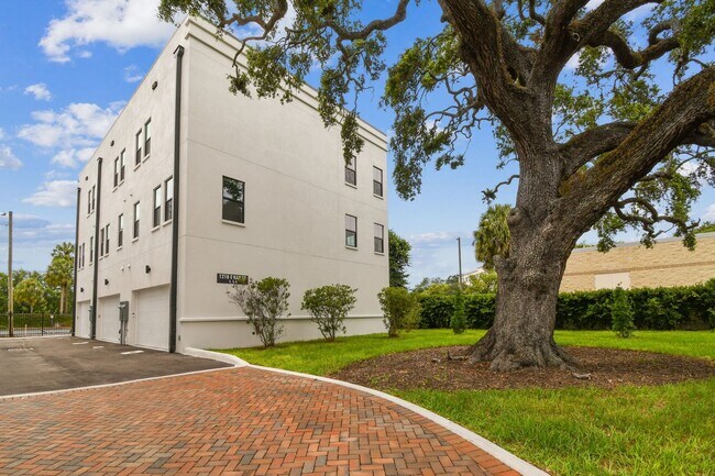 Building Photo - Canvas GWX