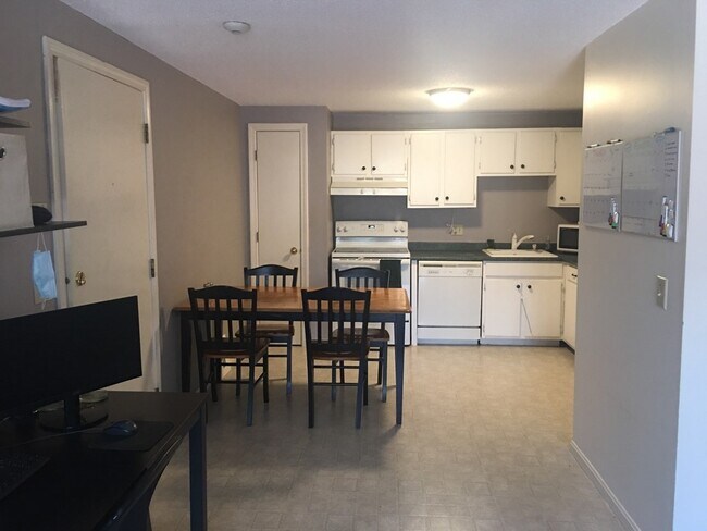 Building Photo - 910 White Cedar Blvd