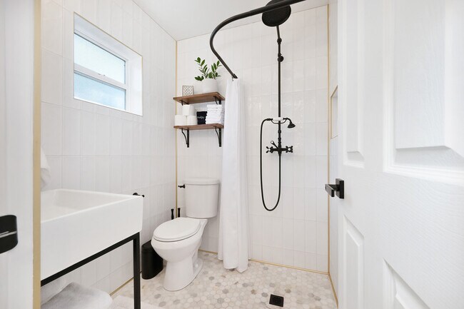 Building Photo - 1221 N A St