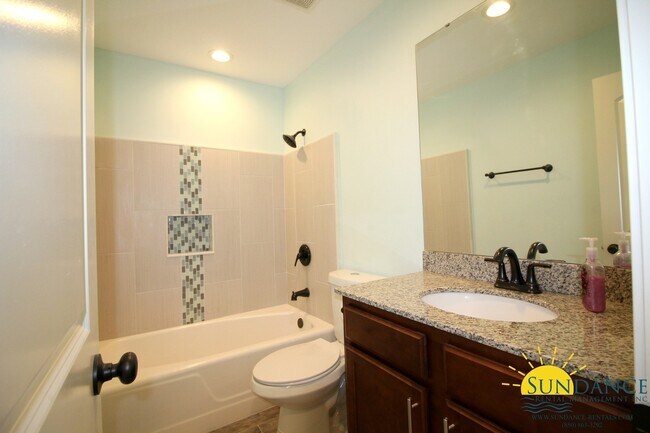 Building Photo - Beautiful Fully Renovated 3 Bedroom Home i...