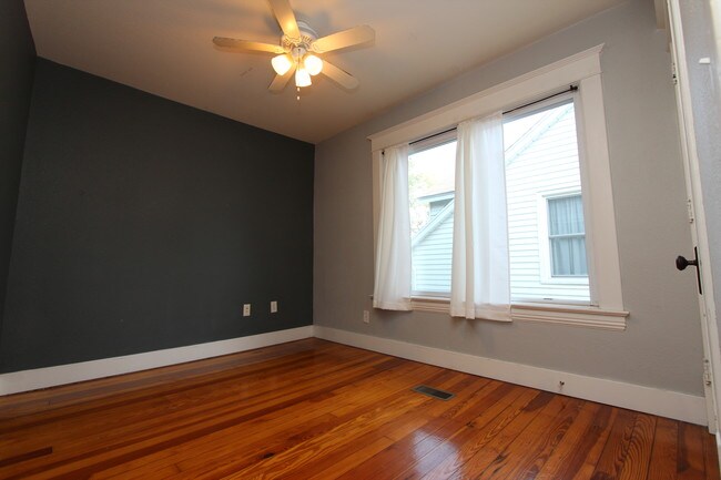 Building Photo - 110 Valley Ave NW